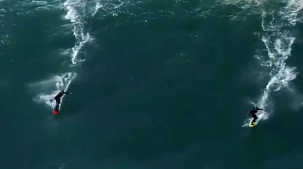 لحظه برخورد شدید دو موج سوار در ساحل پرتغال