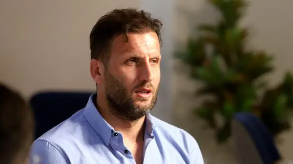 زن جذاب و چشم رنگی محسن بنگر / عکس های موهای بلوند و استایل عروسکی!