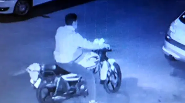 فیلم لحظه سرقت شبانه از خانه خانم خبرنگار حوادثی در  سعادت آباد تهران ! / خودش نوشت : این خانه دیگر برای من و دختران کوچکم امن نیست !