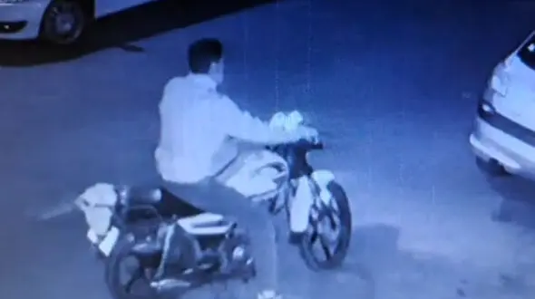 فیلم لحظه سرقت شبانه از خانه خانم خبرنگار حوادثی در  سعادت آباد تهران ! / خودش نوشت : این خانه دیگر برای من و دختران کوچکم امن نیست !