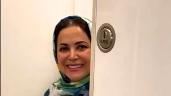 نگاهی به چیدمان منزل شاهانه و مجلل کمند امیر سلیمانی، بازیگر سریال «ناریا» / از مبلمان مدرن و فرش وینتج تا تابلوهای هنری و پرده‌های حریر