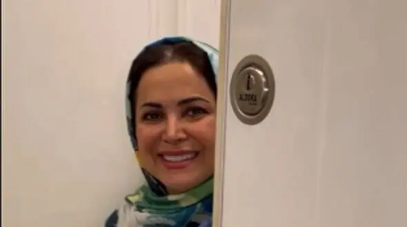 نگاهی به چیدمان منزل شاهانه و مجلل کمند امیر سلیمانی، بازیگر سریال «ناریا» / از مبلمان مدرن و فرش وینتج تا تابلوهای هنری و پرده‌های حریر
