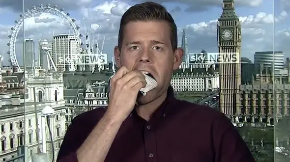 نویسنده ای در برنامه زنده تلویزیونی کتابش را  خورد +فیلم