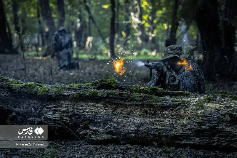 تمرین و آموزش های تخصصی رزم در جنگل توسط بسیجیان یگان ویژه فاتحین تهران بزرگ در جنگل‌های شمال کشور