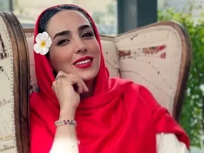 فیلم/ نگاهی به انتخاب های تحسین برانگیز سوگل طهماسبی برای چیدمان منزلش/ از معجزه نور و گلدان در دلپذیر کردن پذیرایی تا دکوری هایی به سبک جنوبی های خونگرم