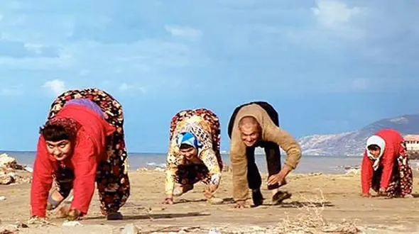 راز خانواده‌ای که در ترکیه 4 دست و پا حرکت می‌کنند! + عکس