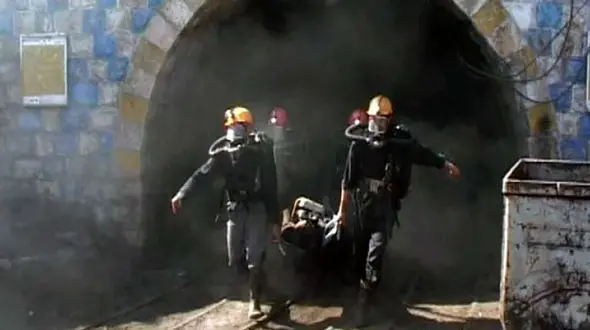 30 ساعت انتظار جانسوز / خانواده‌های معدنچیان طبس در به در دنبال عزیزانشان هستند