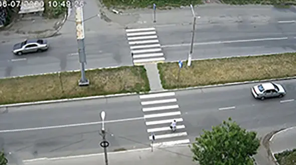 فیلم لحظه وحشتناک مرگ مادر بزرگ در خیابان / خودروی سواری او را له کرد / 16+ / روس