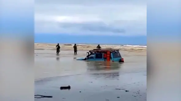 غرق شدن یک خودروی پاترول در ساحل نور / سرنشینان نجات یافتند