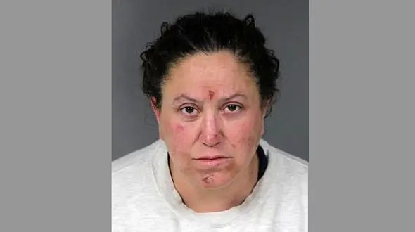 جن‌گیری وحشتناک مادری از دختر 11ساله‌اش + عکس 