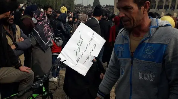 ‏شب پانزدهم تجمع کشاورزان در زاینده رود خشک
