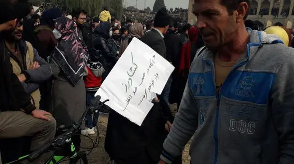 ‏شب پانزدهم تجمع کشاورزان در زاینده رود خشک