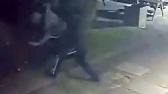 فیلم لحظه حمله وحشیانه قمه به دستان به جوان 22 ساله