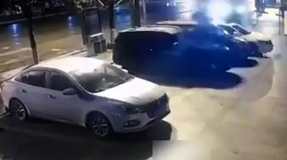 ببینید/ تصادف عجیب یک مرسدس بنز؛ پرواز به سمت جای پارک بعد از له کردن سقف ۳ خودرو! + فیلم