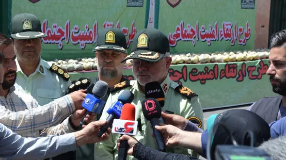 بازداشت سرکرده باند فروش مواد مخدر و پسرش جلوی در خانه شان /  797 کیلو تریاک را ماهرانه جاساز کرده بودند