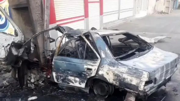 انفجار وحشتناک خودرو در پی برخورد با تیربرق / پرت شدن راننده به بیرون خودرو جانش را نجات داد + عکس و فیلم