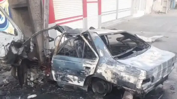 انفجار وحشتناک خودرو در پی برخورد با تیربرق / پرت شدن راننده به بیرون خودرو جانش را نجات داد + عکس و فیلم
