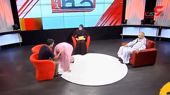 جنجالی شدن بوسیدن پای شوهر در برنامه زنده تلویزیونی + فیلم