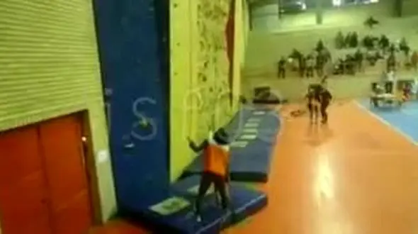 دستور بررسی علت سقوط کودک سنگنورد در اصفهان + فیلم