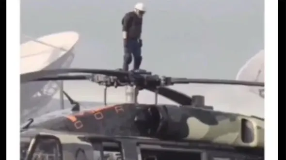 ببینید: حرکت جنون‌آمیز یک خلبان در بالگردسواری / نشستن روی ملخ! + فیلم