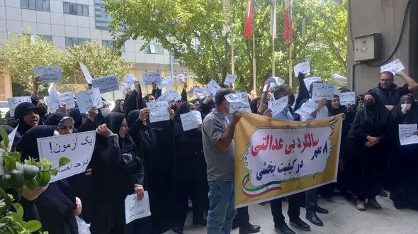 معترضان آزمون کیفیت بخشی : می گویند نمره هایمان گم شده ما نمراتمان را می خواهیم/ وزیر آموزش و پرورش  پاسخگو نیست + فیلم