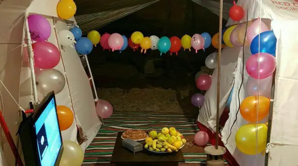 عکس / اولین جشن تولد در چادرهای زلزله زدگان کرمانشاه / دختر کرد 12 ساله شد