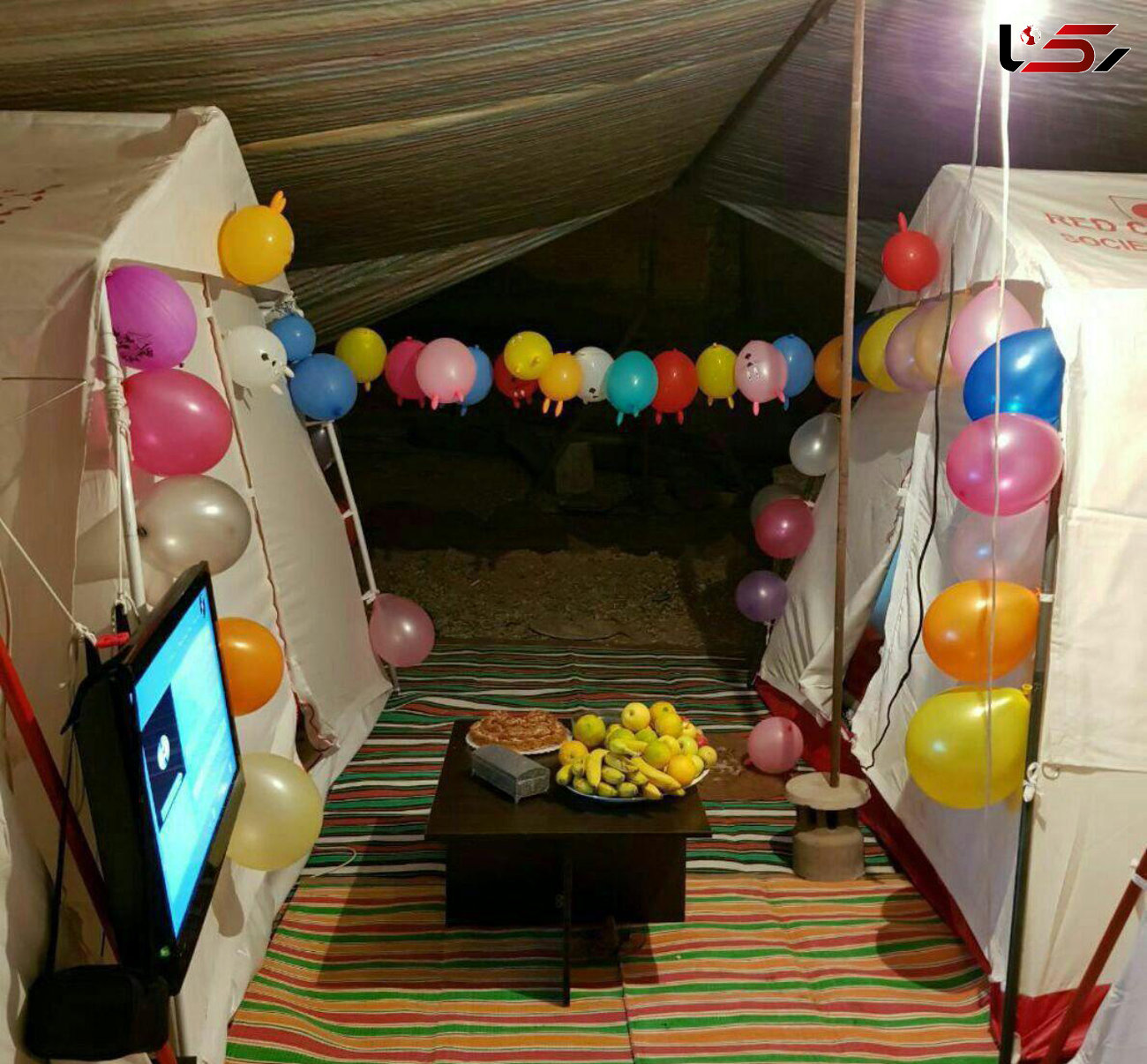 عکس / اولین جشن تولد در چادرهای زلزله زدگان کرمانشاه / دختر کرد 12 ساله شد