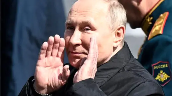 پوتین دست به دامن پتوی پشمی شد! + عکس