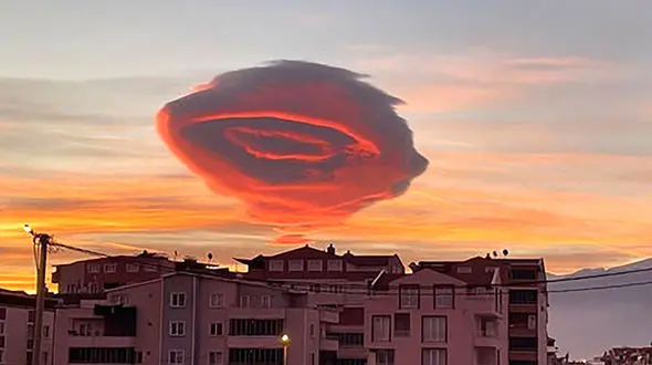 فیلم بشقاب پرنده غول پیکر در آسمان ترکیه !  / همه حیرت کردند !