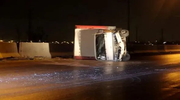 نجات معجزه آسای راننده جوان در تصادف شبانه!/حصارهای باغ کنار اتوبان کامیون را متوقف کرد!