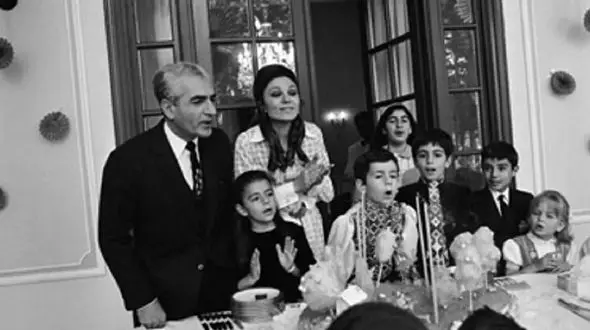 سفر به ایام قدیم سال 1348؛ محمدرضا پهلوی در حال بازی با جرثقیل کنترلی پسرش!