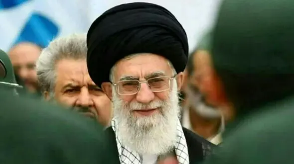 عکس سفر در زمان /  لبخند رهبری انقلاب هنگام اعطای نشان فتح به سردار حاجی‌زاده ...