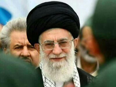 عکس سفر در زمان /  لبخند رهبری انقلاب هنگام اعطای نشان فتح به سردار حاجی‌زاده ...