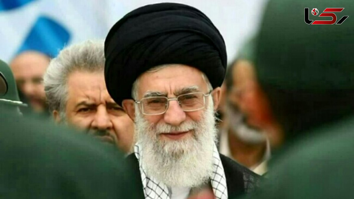 عکس سفر در زمان / لبخند رهبری انقلاب هنگام اعطای نشان فتح به سردار حاجیزاده ...