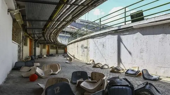 ورزشگاه آزادی در حال ریزش! / پای هواداران روی سکوهای سست 