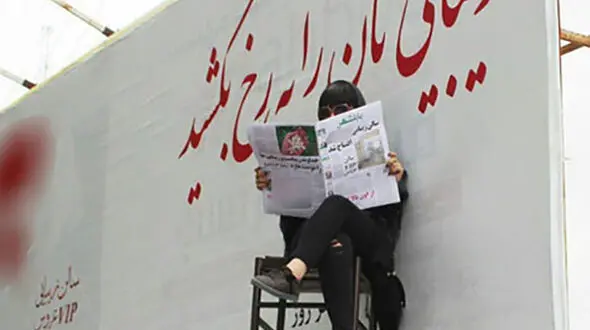 جنجال خانم مانکن زنده در تبلیغ  آرایشگاه زنانه! / آرایشگر بابلی دستگیر شد! + جزییات
