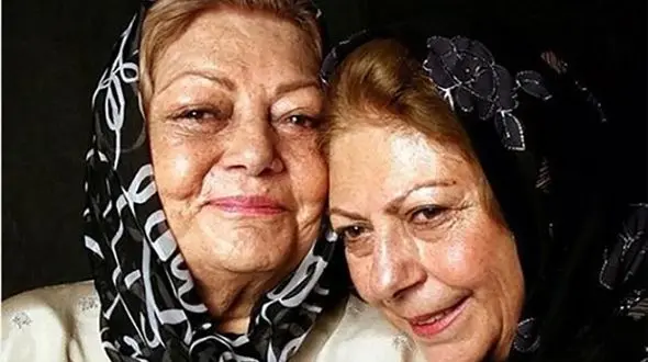 ثریا قاسمی و حمیده خیرآبادی در پشت صحنه سریال در قلب من ! / چه مادر و دختر جذابی !