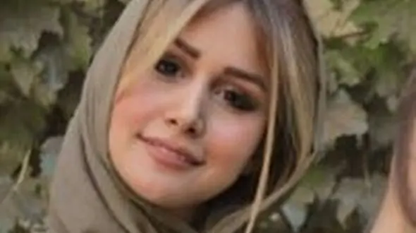 عکس سپیده بزمی پور در کنار دوستانش