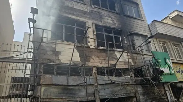 فیلم / مرگ تلخ مرد جوان در آتش‌سوزی مغازه مکانیکی در مجیدیه تهران