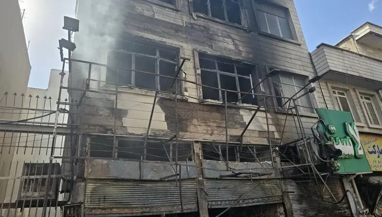 فیلم / مرگ تلخ مرد جوان در آتش‌سوزی مغازه مکانیکی در مجیدیه تهران