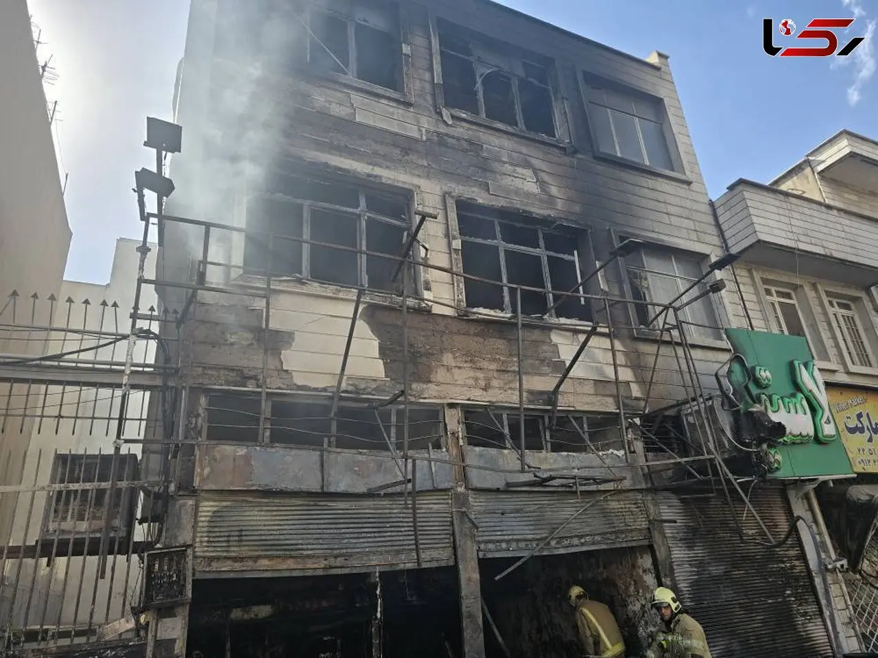 فیلم / مرگ تلخ مرد جوان در آتش‌سوزی مغازه مکانیکی در مجیدیه تهران