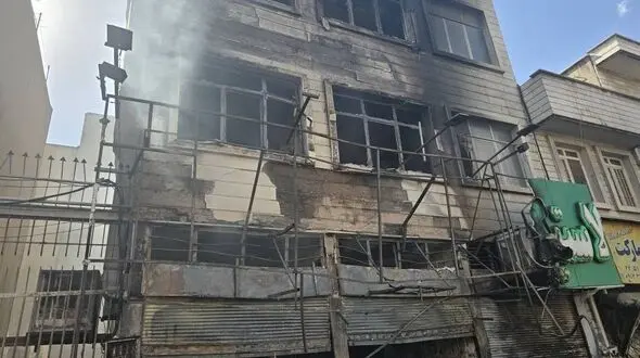فیلم / مرگ تلخ مرد جوان در آتش‌سوزی مغازه مکانیکی در مجیدیه تهران