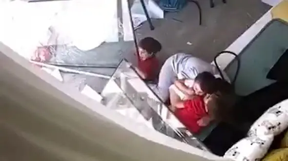 صحنه ای عجیب از انفجار مهیب بیروت / پرستار خانگی و 3 کودک غافلگیر شدند + عکس و فیلم