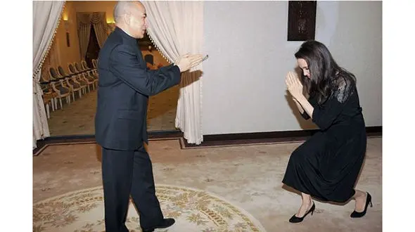 اولین تصاویر از سفر آنجلینا جولی و فرزندانش به کامبوج بعد از طلاق منتشر شد+تصاویر