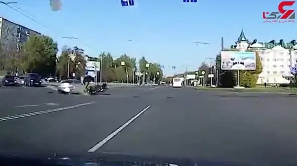 برخورد مرگبار موتورسیکلت با خودروی سواری در تقاطع + فیلم