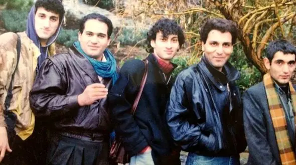 سفر به دهه ۶۰؛ عکس مهران مدیری، نعیمه نظام‌دوست و رضا شفیعی‌جم در فیلم «ساعت خوش» / زنده شدن خاطرات قدیمی نوستالژیک