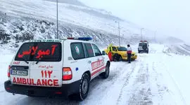 8 ساعت عملیات نفسگیر امدادگران هلال احمر برای نجات مادر باردار در برف و کولاک تکاب + فیلم
