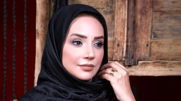 صبح عاشقانه شبنم قلی خانی در یک رستوران شیک چوبی به مناسبت ولنتاین+ویدیو