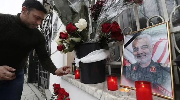 ادای احترام مردم روسیه به سپهبد سلیمانی در مقابل سفارت ایران در مسکو