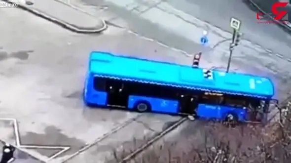 وحشتناکترین فیلم از له شدن یک زن زیر چرخ های اتوبوس /  کودک شوکه شد / روسیه